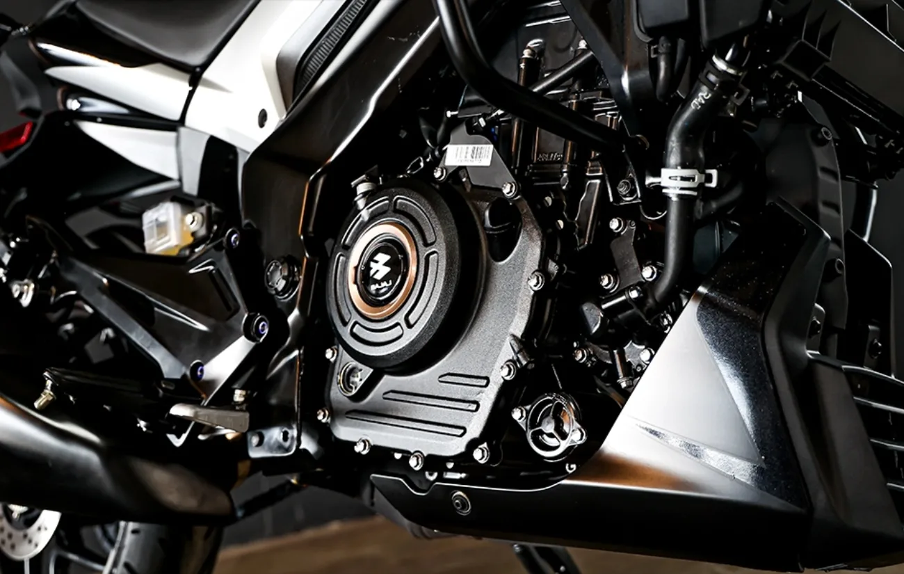 A Bajaj Dominar 250 chega ao Brasil com motor de 248,8 cc, potência de 27 cv e torque de 23,5 Nm. Com design robusto, aposta em eficiência urbana e desempenho rodoviário.