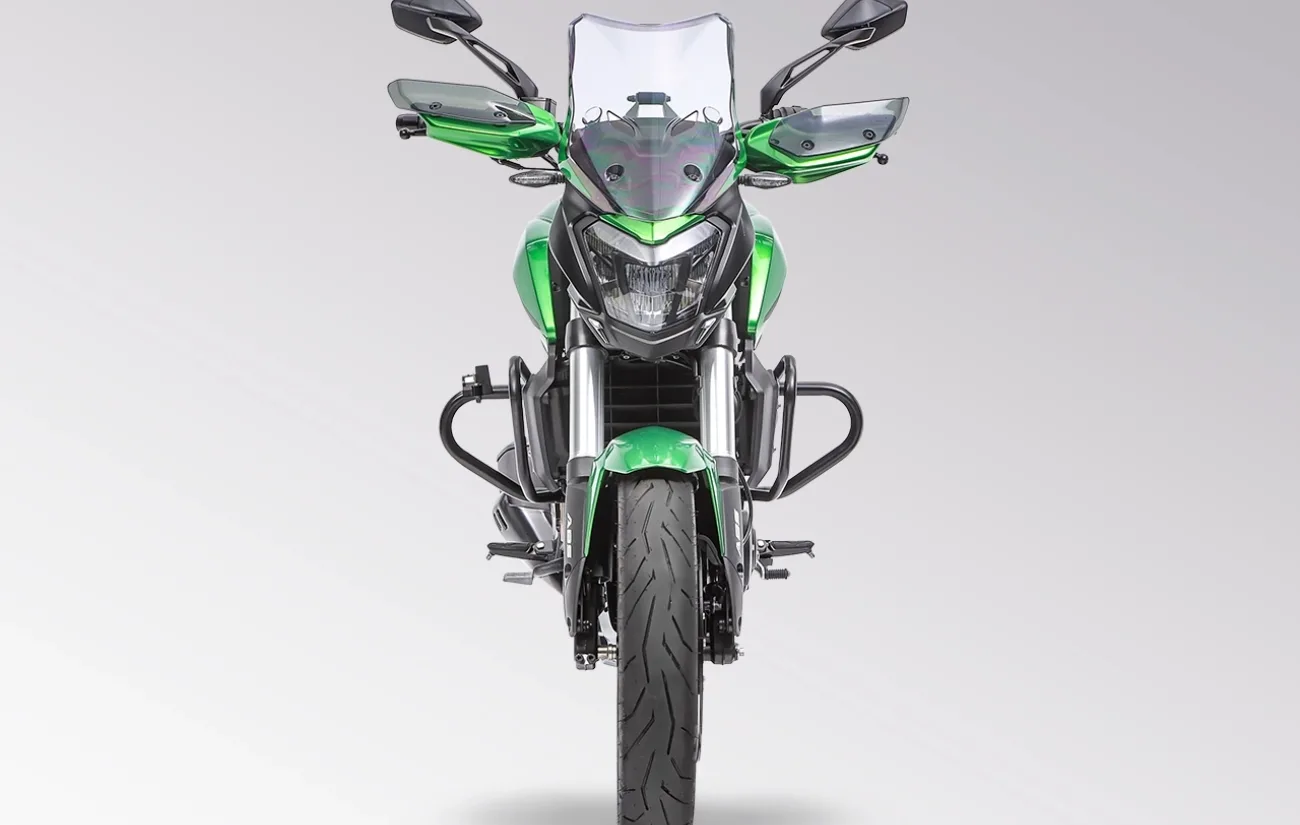 A Bajaj Dominar 400 chega ao Brasil com motor de 373,27 cc e 40 cv, oferecendo versatilidade para uso urbano e viagens, em um mercado que cresce na demanda por médias cilindradas.