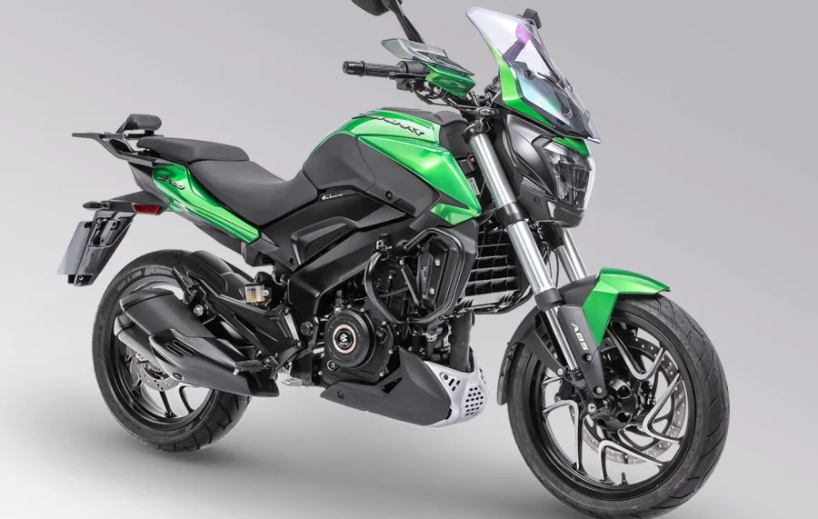 A Dominar 400 segue como modelo mais potente da Bajaj no Brasil, com motor de 373 cm³, 40 cv, refrigeração líquida e câmbio de seis marchas, mantendo estrutura e design da linha anterior.