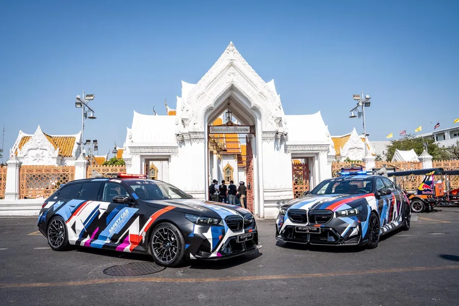 A BMW M, parceira da MotoGP desde 1999, apresentou o novo safety car equipado com tecnologia híbrida M HYBRID, que combina um motor V8 de alta rotação com um motor elétrico instantâneo.