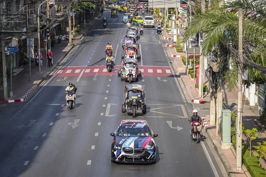 No distrito One Bangkok, fãs acompanharam um desfile de pilotos liderado pelo BMW M5 Touring Safety Car, seguido de um show transmitido ao vivo, reforçando a expansão global da MotoGP.