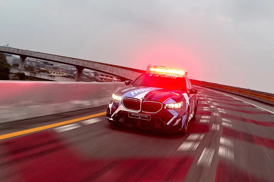 Bangkok recebeu pilotos e equipes da MotoGP para a abertura da temporada 2025, marcando a primeira vez que a cerimônia aconteceu fora da Europa. O evento também revelou o novo BMW M5 Touring Safety Car.