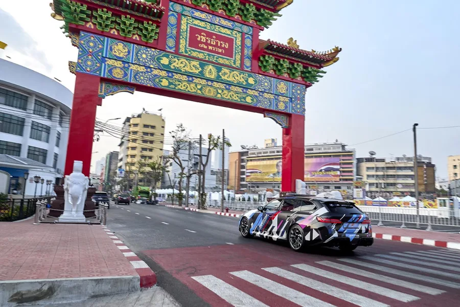 Antes de estrear nas pistas em Buriram, entre 28 de fevereiro e 2 de março, o BMW M5 Touring Safety Car ficará exposto em Bangkok, marcando a entrada da BMW M na era híbrida na MotoGP.