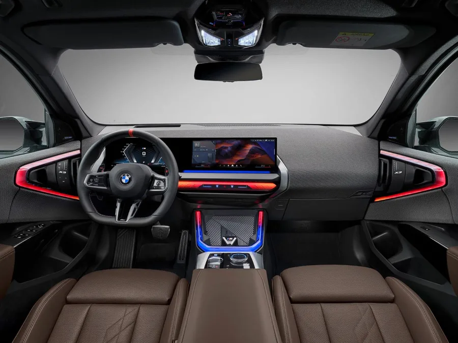 O interior combina sofisticação e funcionalidade, destacando o BMW Curved Display, BMW Interaction Bar e volante com base reta. O porta-malas varia de 570 a 1700 litros, ampliando a versatilidade.