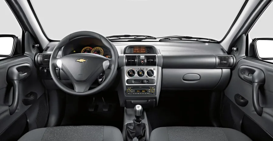 Com câmbio manual de 5 marchas, direção hidráulica e tração dianteira, o Classic é leve na cidade, mas sofre em ultrapassagens e subidas.