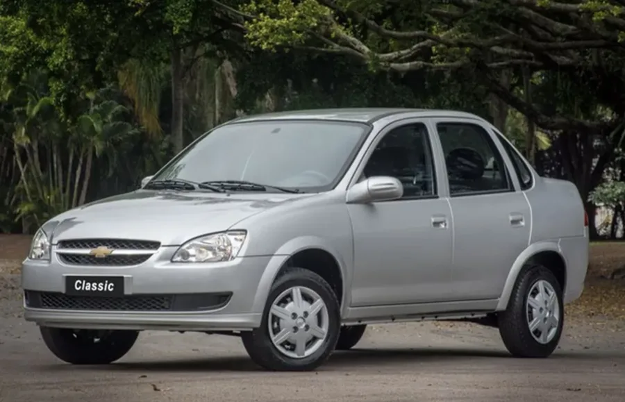 Ao comprar esse carro usado, verifique o histórico de manutenção, o estado do motor e da suspensão, o funcionamento do ar-condicionado e possíveis desgastes na embreagem e câmbio manual.