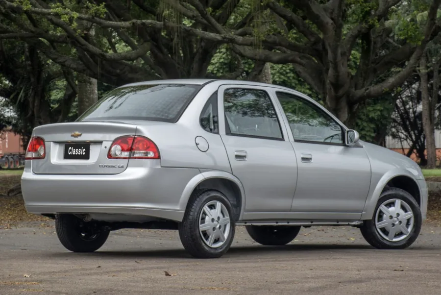 O Chevrolet Classic LS 1.0 usado tem segurança limitada, pouco espaço interno, acabamento simples, tecnologia defasada, desempenho fraco e exige atenção à embreagem e sinais de ferrugem.