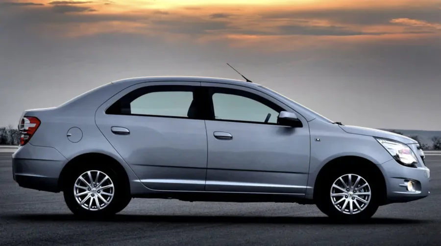 O Chevrolet Cobalt LTZ 1.4 2012 tem desempenho limitado, motor fraco para ultrapassagens, acabamento simples, suspensão que pode apresentar ruídos e consumo elevado com etanol.