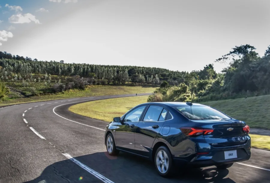 O tanque de 44 litros garante autonomia de até 660 km com gasolina. O consumo varia entre 8,6 e 15 km/l, dependendo do tipo de combustível e do percurso.