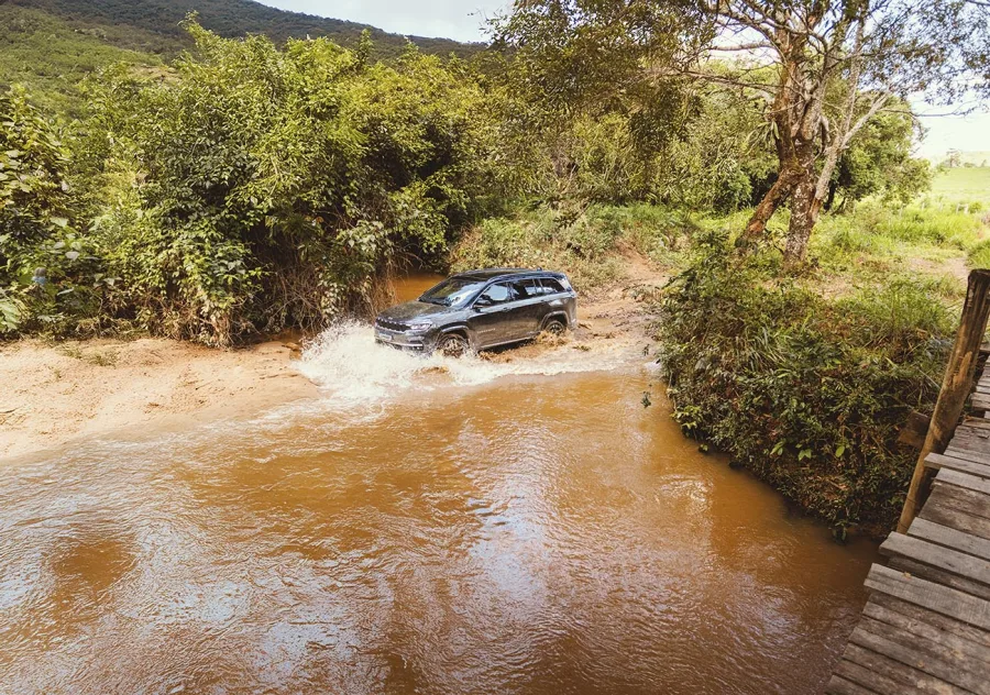 A tração 4x4 tem três modos: Auto, Snow e Sand/Mud. Com câmbio automático de nove marchas e altura mínima de 21,2 cm, o modelo mantém capacidade para enfrentar terrenos desafiadores.