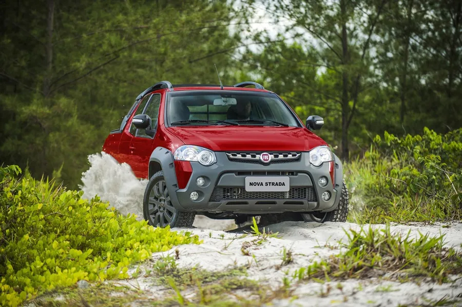 A Fiat Strada Adventure 2015 usada combina robustez e versatilidade. Seu motor 1.8 flex entrega 132 cv, proporcionando desempenho adequado para quem precisa de um veículo ágil em diferentes terrenos.