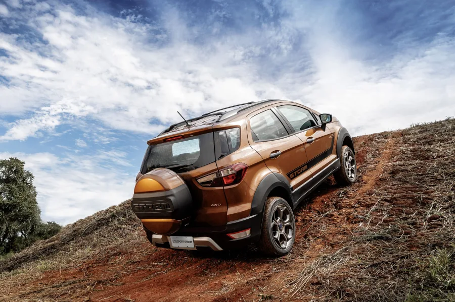 O Ford EcoSport Storm 2020 é um SUV compacto com tração 4WD, motor 2.0 flex de até 176 cv e câmbio automático de seis marchas. Seu desempenho atende bem ao uso urbano e estradas de terra.