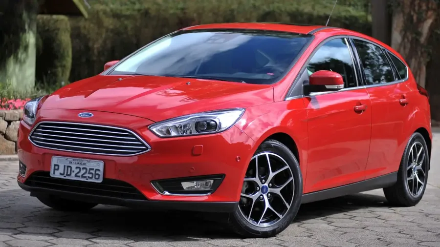 O Ford Focus Titanium Plus 2.0 2019 tem porta-malas pequeno, manutenção cara, peças difíceis de encontrar, consumo elevado com etanol e possível desgaste no câmbio automático.