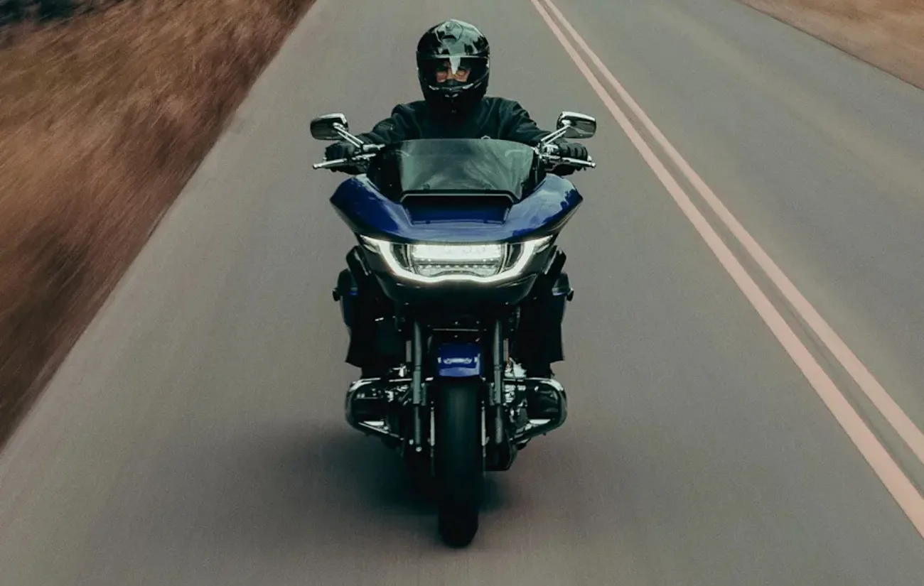 O design da CVO Road Glide traz a carenagem sharknose, que melhora a aerodinâmica e estabilidade. Rodas de alumínio fundido e iluminação LED integrada complementam o visual funcional.