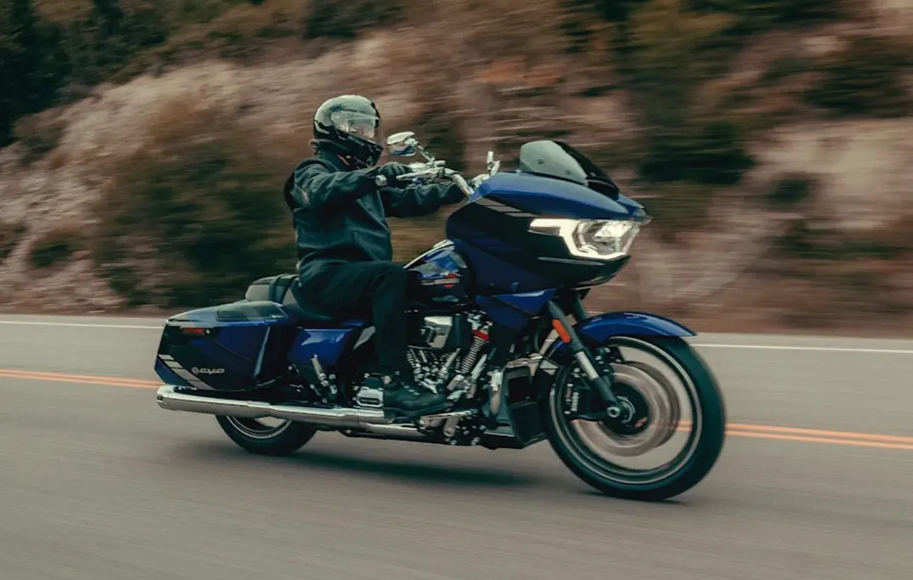 A Harley-Davidson CVO Road Glide combina desempenho e tecnologia. Com design aerodinâmico, motor potente e recursos digitais, é projetada para viagens longas com foco em experiência de condução.