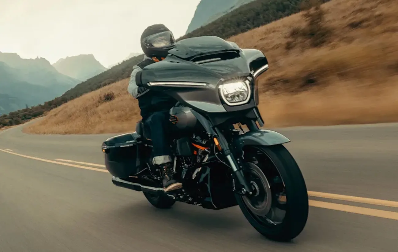 A Harley-Davidson apresenta a CVO Street Glide 2025, integrante da linha CVO, com foco em desempenho, tecnologia e conforto para viagens longas, mantendo características touring.