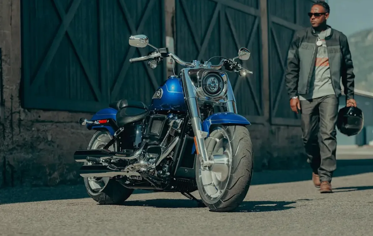 A Harley-Davidson Fat Boy 2025 chega ao mercado com atualizações no motor, design e tecnologia. O modelo mantém sua identidade clássica, agora com novos acabamentos e mais recursos para o piloto.