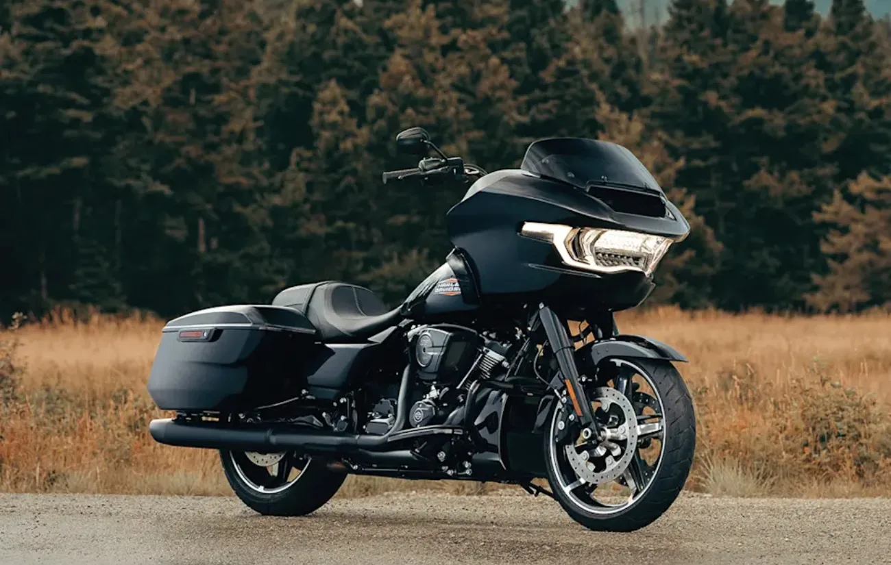 A Harley-Davidson Road Glide 2025 traz atualizações focadas em desempenho e conforto. Com carenagem fixa Sharknose, a motocicleta mantém estabilidade e proteção contra o vento.