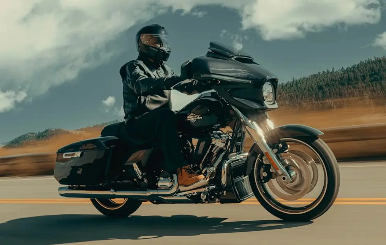 Harley-Davidson apresenta a Street Glide 2025 com informações abrangentes, detalhando design, desempenho, tecnologia e especificações técnicas para o segmento touring.