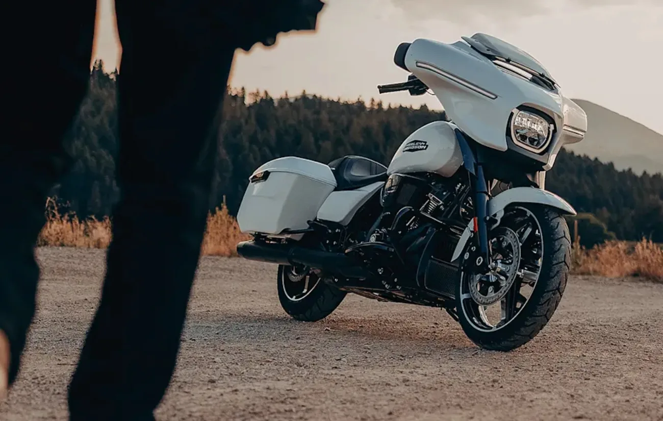 A ergonomia da Street Glide Ultra é reforçada pelo assento duplo e encosto para o passageiro. A posição de pilotagem foi pensada para reduzir a fadiga em viagens prolongadas.