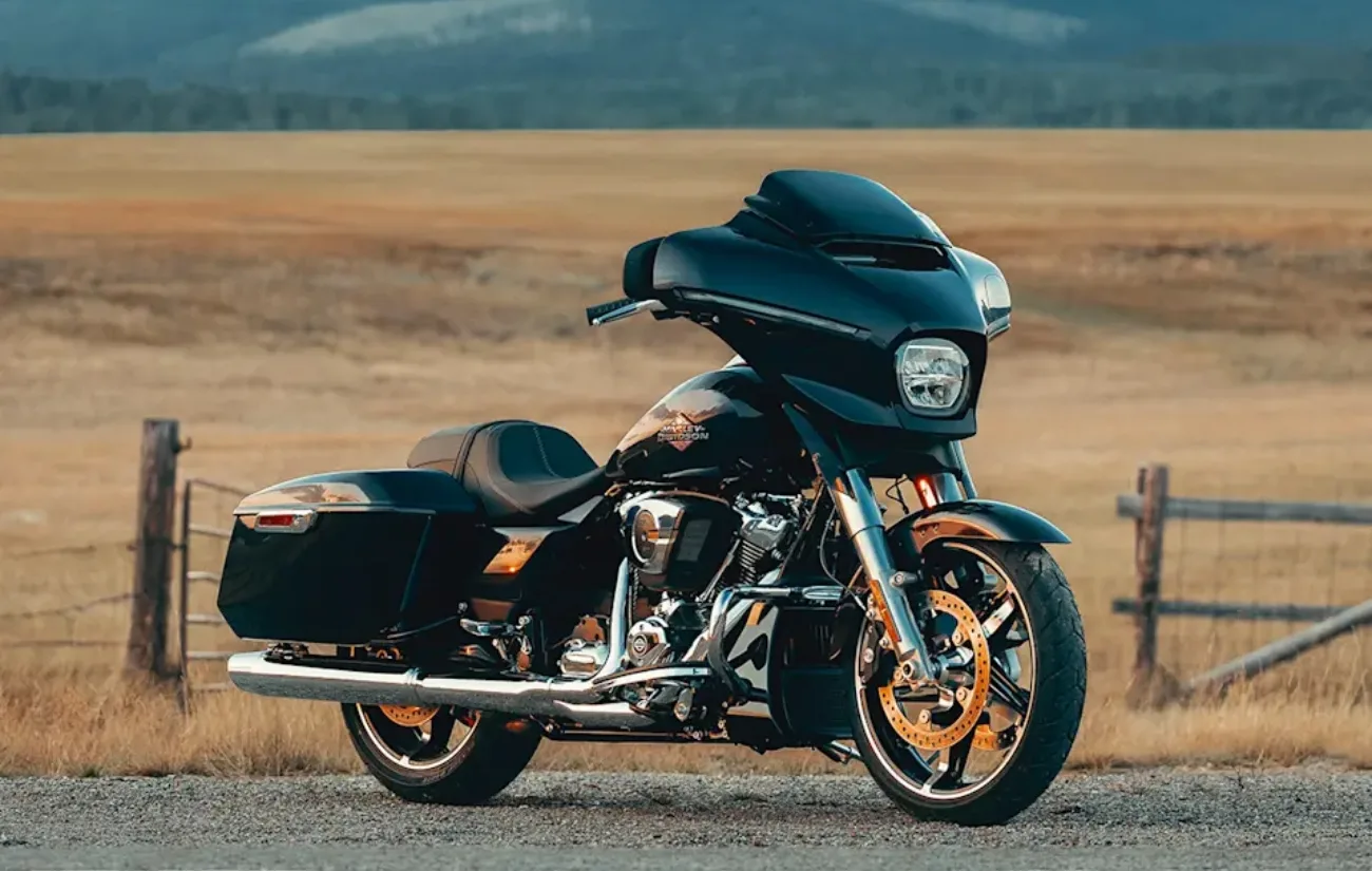 A Harley-Davidson Street Glide Ultra combina desempenho robusto e tecnologia avançada. Projetada para longas viagens, oferece motor potente, conforto e recursos para uma condução eficiente.