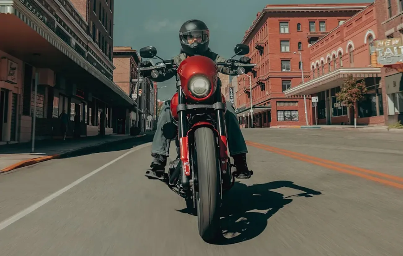 A Harley-Davidson Low Rider S 2025 mantém o estilo clássico da linha, combinando motor Milwaukee-Eight 117, novas opções de cores e tecnologias para segurança e conectividade na condução urbana e rodoviária.