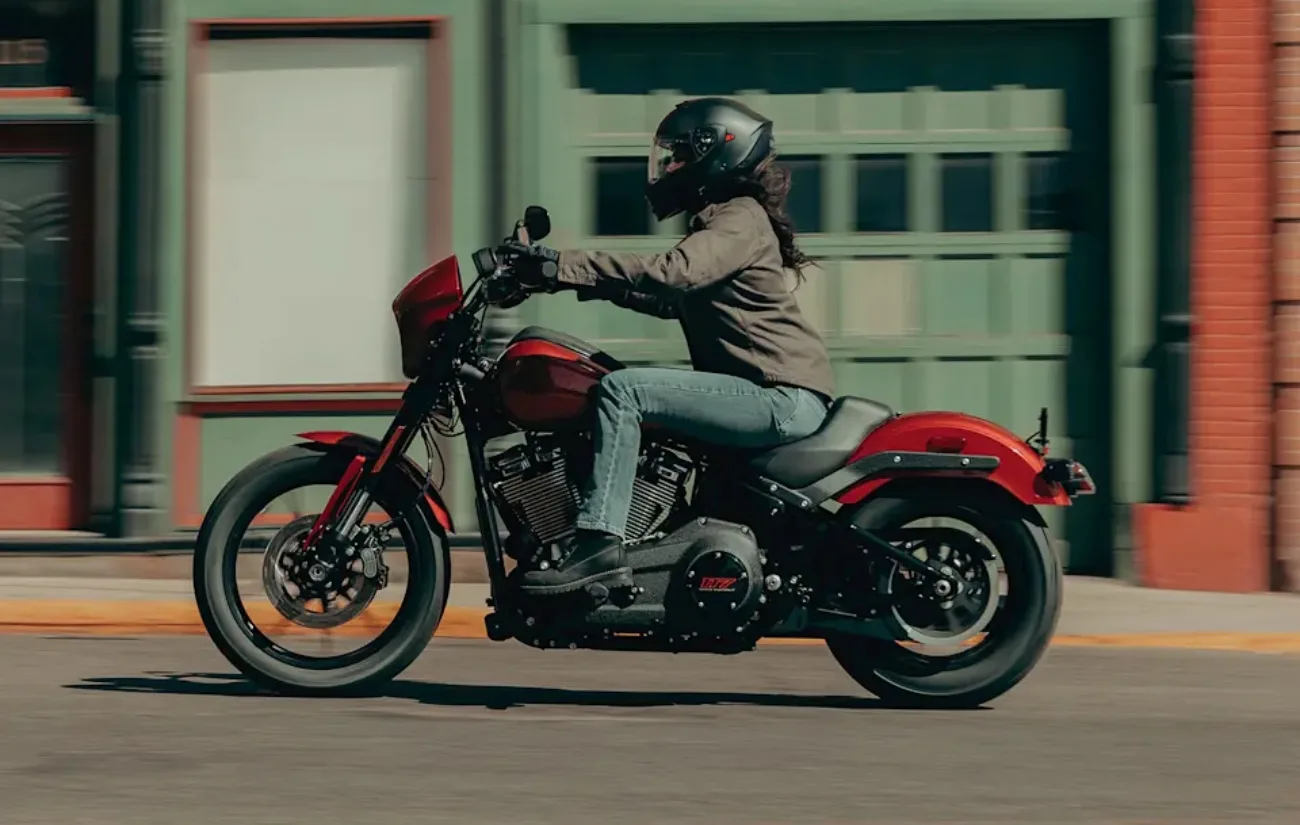 No Brasil, a Harley-Davidson Low Rider S 2025, O modelo mantém características clássicas da marca, combinadas a inovações para um público exigente.