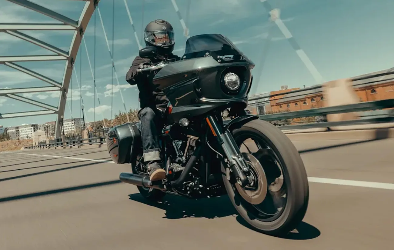 A Harley-Davidson Low Rider ST 2025 chega ao mercado combinando desempenho e tradição. Equipada com motor Milwaukee-Eight 117 High Output, entrega torque elevado e resposta rápida ao acelerador.