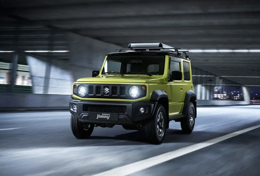 Jimny Sierra 4You AllGrip 1.5 MT 2025: Equipado com tração AllGrip Pro, câmbio manual e pneus All-Terrain, oferece controle total da condução e bom desempenho em terrenos acidentados.