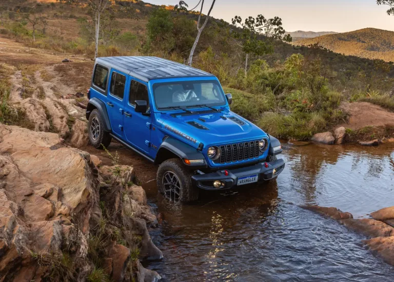Jeep Wrangler Rubicon 2025 usado custa quase R$ 475 mil, tem 272 cv, consumo alto e 4×4 com reduzida para encarar trilhas