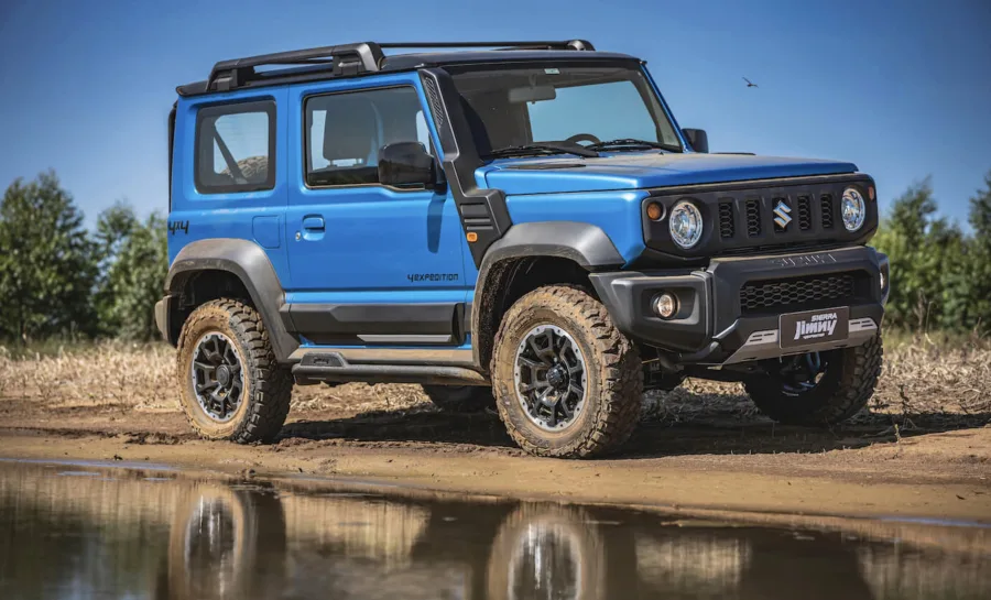 Jimny Sierra 4Expedition AllGrip 1.5 AT 2025: Com snorkel, pneus Mud-Terrain, suspensão elevada e tração AllGrip Pro, é voltado para trilhas exigentes, garantindo desempenho superior em terrenos extremos.