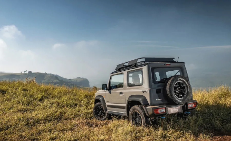 Jimny Sierra 4Sport AllGrip 1.5 AT 2025: Com bagageiro de teto, bancos premium e pneus All-Terrain, mantém a tração AllGrip Pro e resistência para trajetos urbanos e aventuras off-road.