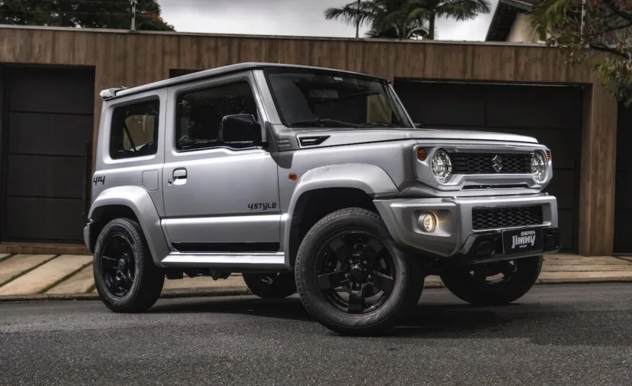 Jimny Sierra 4Style AllGrip 1.5 AT 2025: Acabamento refinado, rodas Black Piano, faróis em LED e tração AllGrip Pro fazem dessa versão a opção ideal para quem busca estilo sem perder capacidade 4x4.