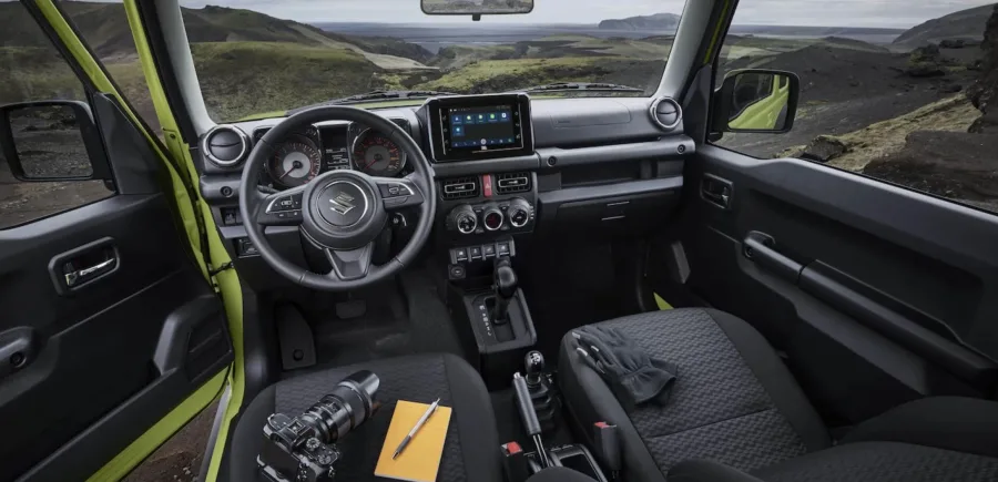 Jimny Sierra 4You AllGrip 1.5 AT 2025: Com transmissão automática e tração AllGrip Pro, proporciona praticidade na condução sem comprometer o desempenho off-road em trilhas leves e uso misto.