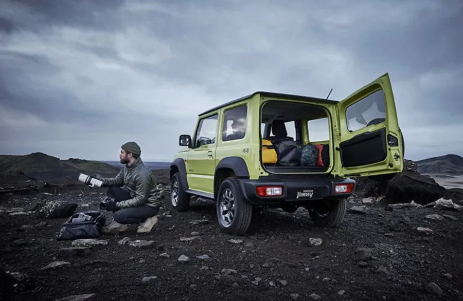 Jimny Sierra 4You Plus AllGrip 1.5 AT 2025: Faróis em LED, ar-condicionado digital e tração AllGrip Pro garantem mais tecnologia e conforto para quem enfrenta percursos urbanos e off-road frequentemente.