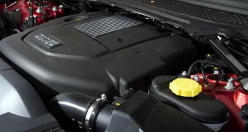 O motor V6 turbodiesel de 3.0 litros entrega 306 cv e 71,4 kgfm de torque, permitindo aceleração de 0 a 100 km/h em 7,3 segundos e velocidade máxima de 209 km/h.