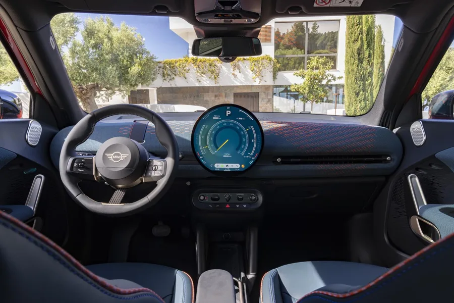 O MINI Aceman combina conforto e tecnologia em um interior projetado para otimizar espaço e ergonomia. O display OLED central de 240 mm reúne todas as funções do veículo, com compatibilidade para Apple CarPlay e Android Auto sem fio. Modos MINI Experience projetam gráficos no painel, alterando iluminação e interação visual, enquanto o sistema de som da versão SE é assinado pela Harman-Kardon.