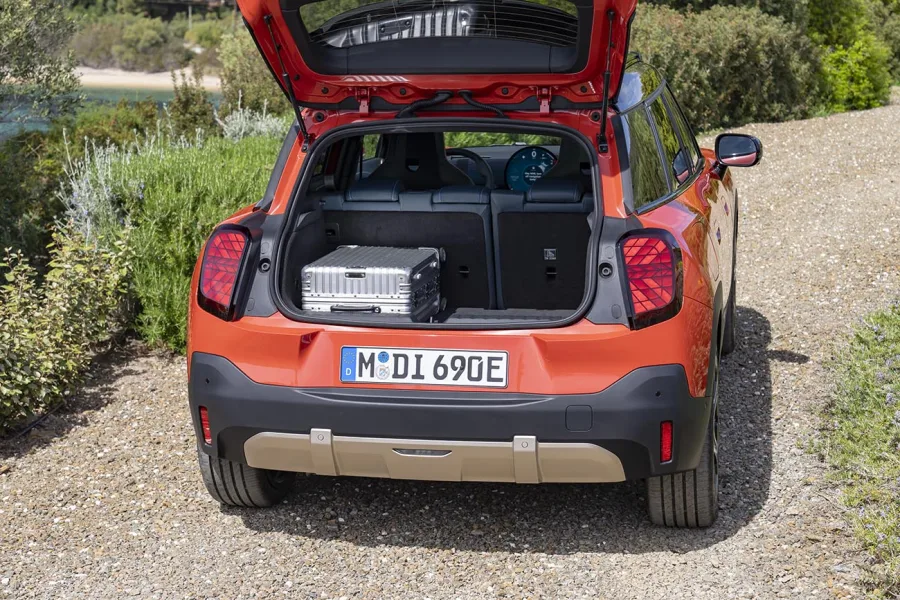 O MINI Aceman otimiza espaço com interior compacto e funcional. O banco traseiro acomoda três passageiros e o porta-malas varia de 300 a 1.005 litros, conforme a configuração dos assentos.