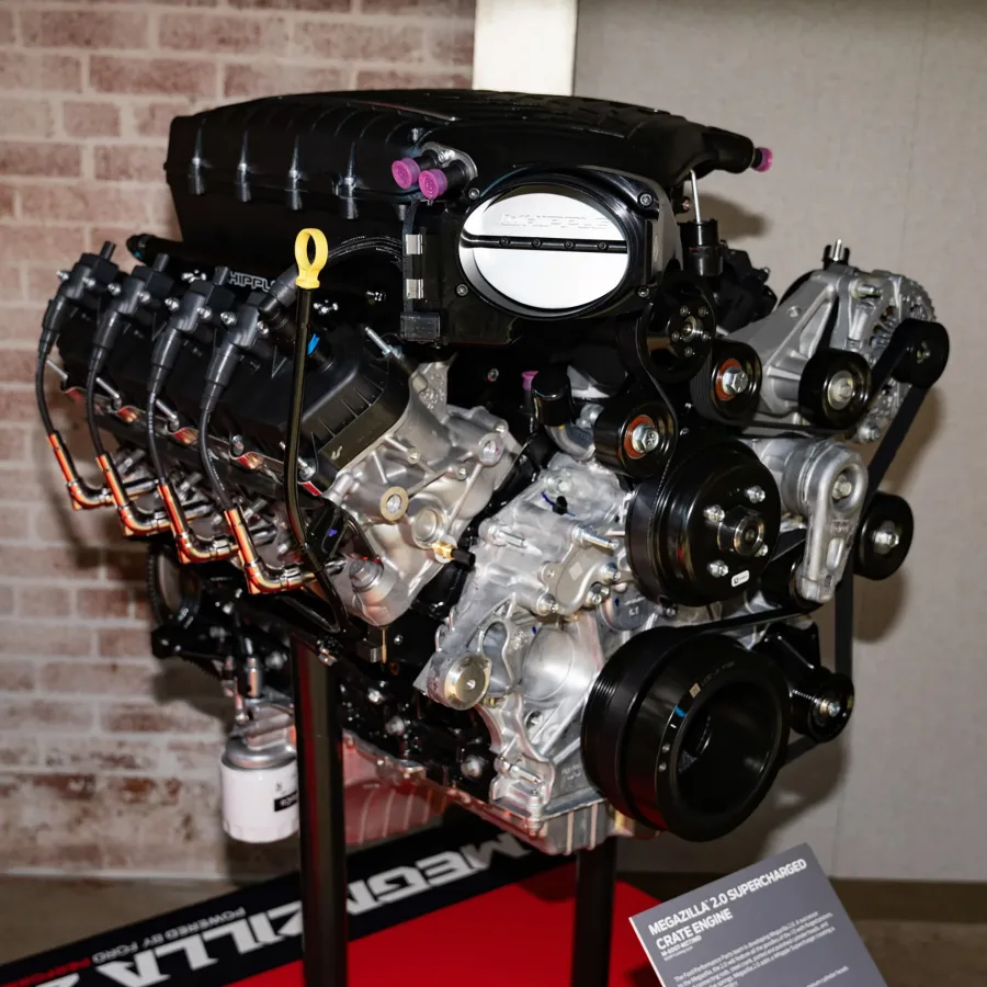 Com supercharger de 3 litros, o Megazilla é exclusivo para corridas e usa componentes forjados. O Coyote 5.0 L vem com módulo reprogramado e torque de 85 kgfm, sendo homologado para vias públicas.