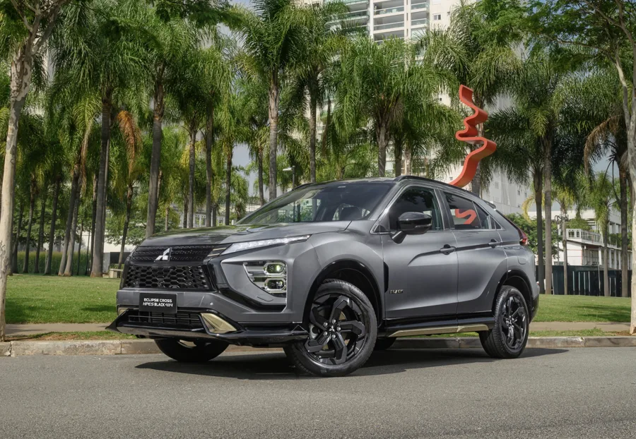 A Mitsubishi apresentou a linha 2026 do Eclipse Cross com novidades visuais e tecnológicas. O SUV médio agora tem seis versões, incluindo as inéditas HPE Black e HPE-S Black 4x4.