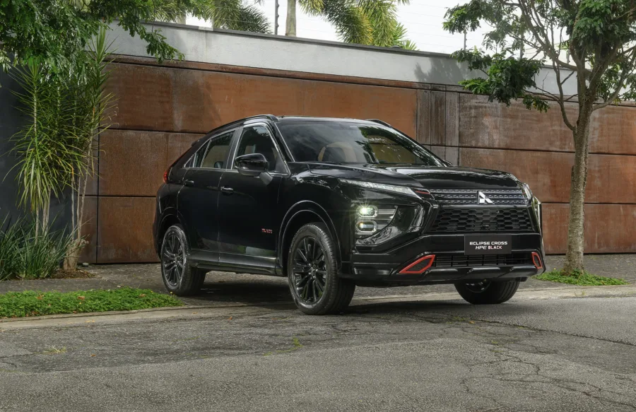 As versões HPE Black e HPE-S Black 4x4 trazem detalhes escurecidos na grade, para-choque e rodas, além de bancos revestidos em camurça para um acabamento mais refinado.