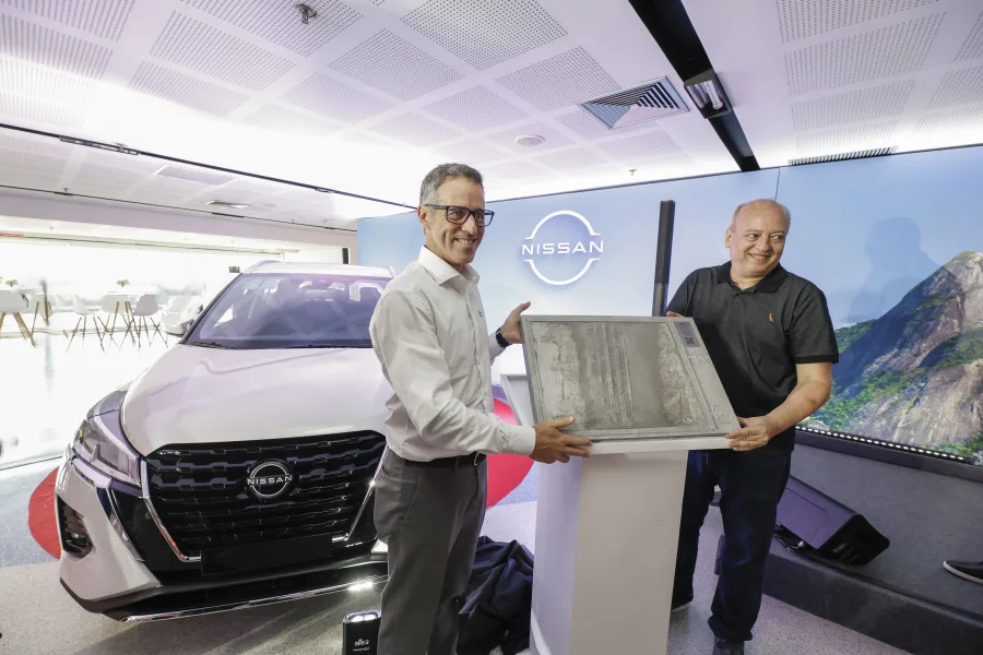 Gonzalo Ibarzábal, presidente e diretor geral da Nissan do Brasil, e Dilson Motta, Diretor Comercial do Maracanã, exibindo a placa em homenagem ao Nissan Kicks Play