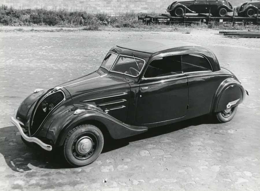 O design do Peugeot 402, desenvolvido por Henri Thomas, eliminou elementos comuns da época, como estribos laterais, e integrou os faróis na carroceria, estabelecendo um novo padrão visual.