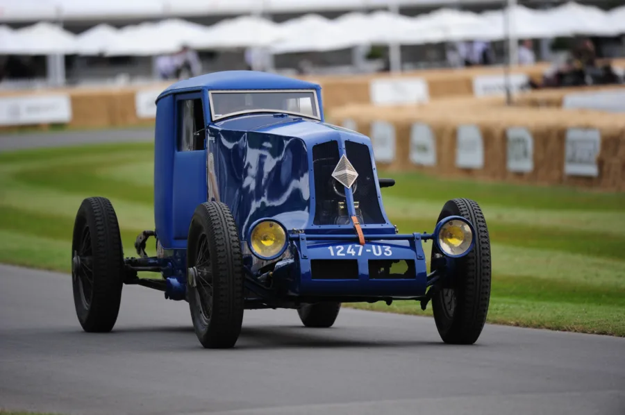 Em 1925, a Renault desafiou os limites com o 40CV des Records. Cem anos depois, o Filante Record 2025 carrega essa herança, agora movido a eletricidade e projetado para máxima eficiência.