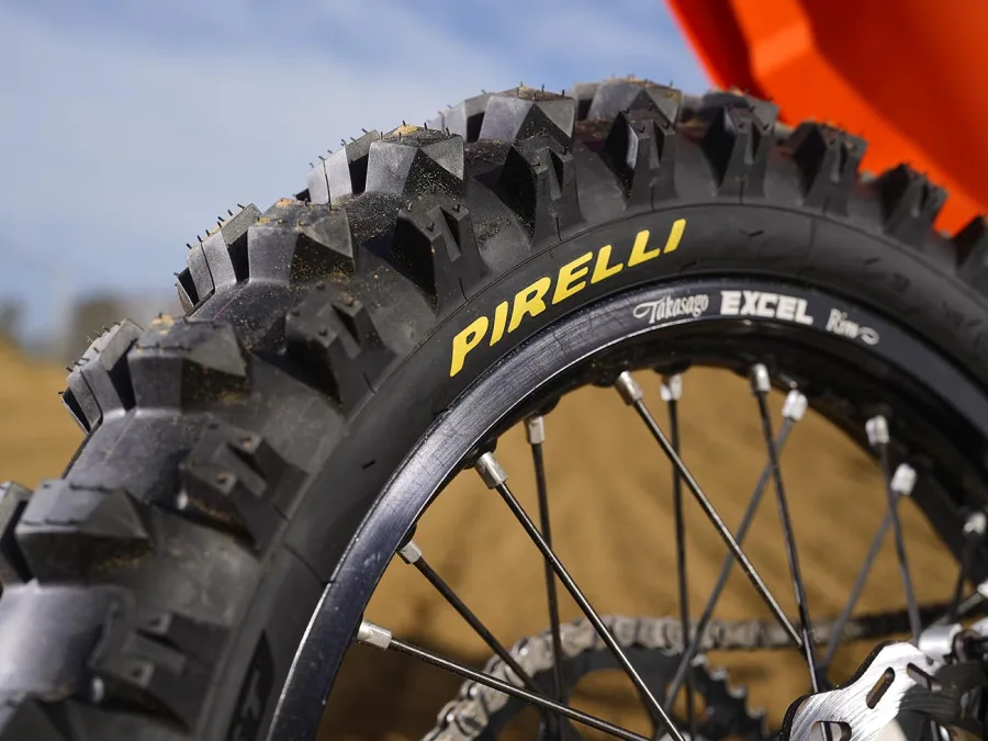 A Pirelli apresentou o Scorpion MX32 Mid Soft, pneu que substitui seu modelo mais vitorioso no Campeonato Mundial de Motocross. A nova versão traz aprimoramentos para diferentes tipos de terreno.