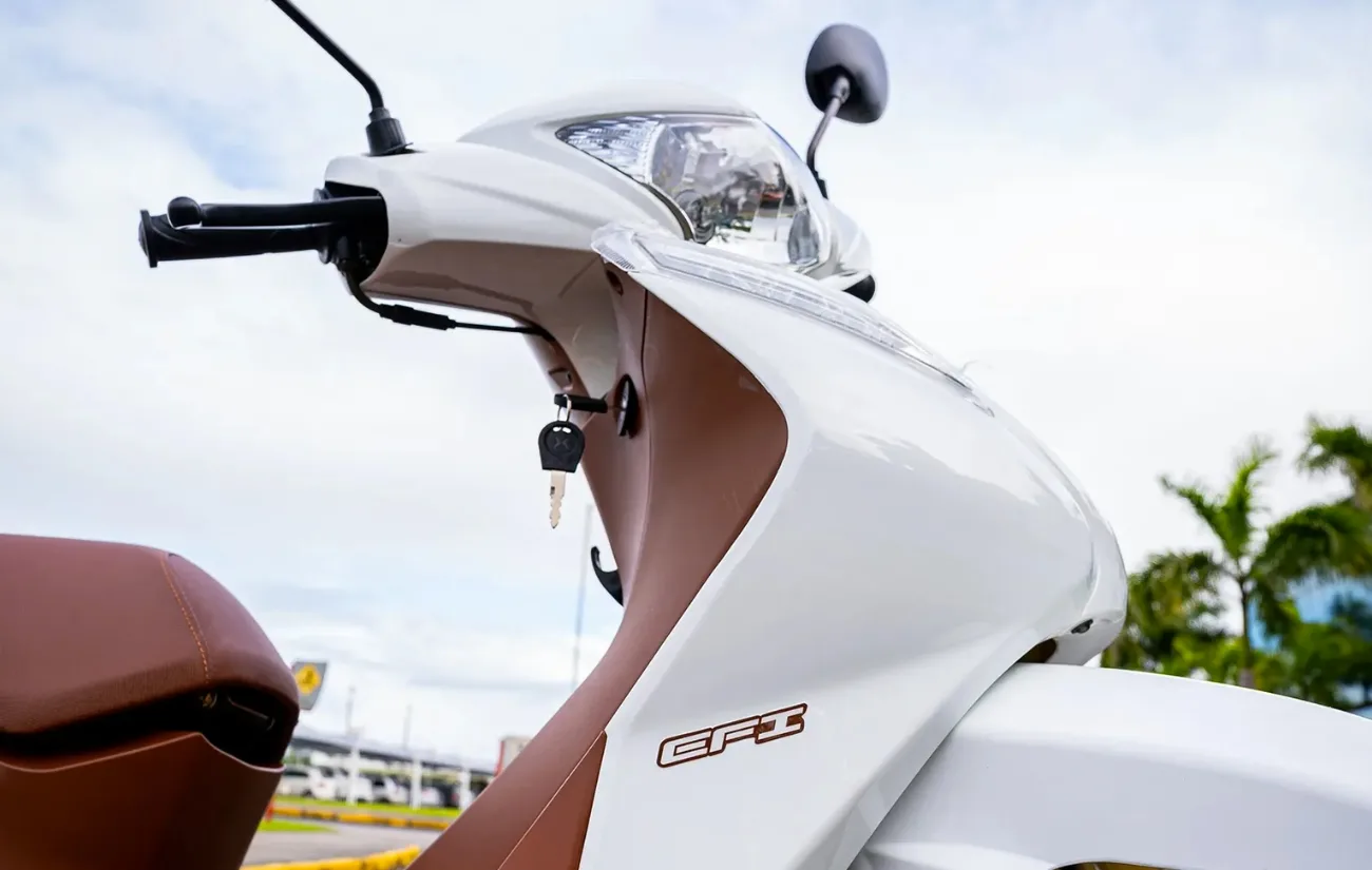 A Shineray Jet 125SS EFI chega ao mercado brasileiro com motor de 123,67 cc, injeção eletrônica e transmissão semi-automática de quatro marchas, buscando eficiência no consumo e mobilidade urbana.