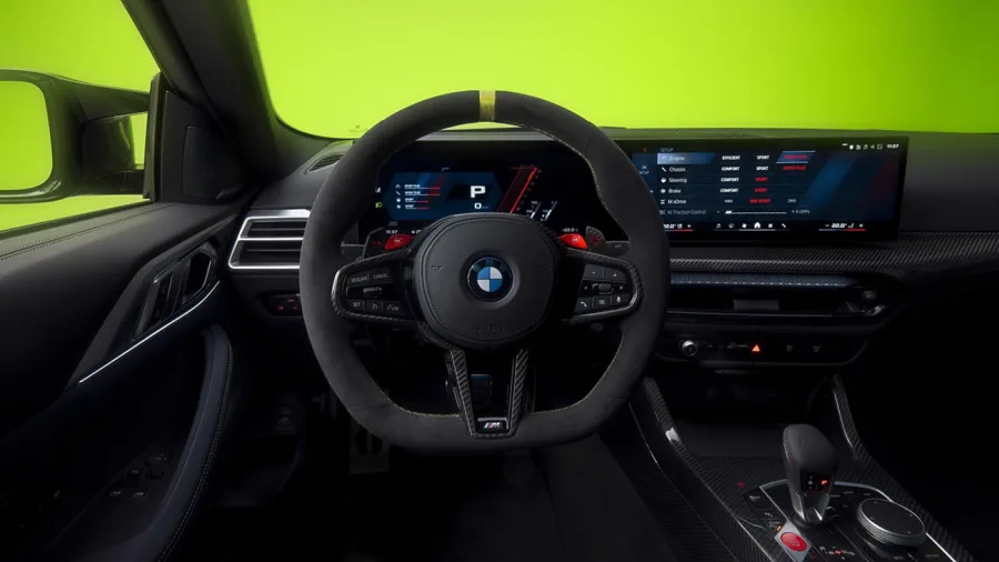 No interior, o BMW M4 CS Edition VR46 conta com bancos M Carbon revestidos em couro Merino preto e azul, detalhes em Alcantara amarela e volante esportivo M Alcantara com costuras contrastantes.