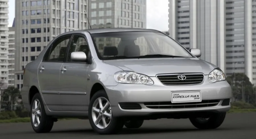 Último ano da geração E120, o XEi 2008 manteve motor 1.8 de 136 cv e câmbio automático de 4 marchas. Seu design clássico e confiabilidade mecânica eram destaques.