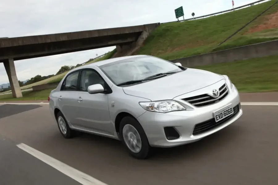 O Corolla XEi 2012 trouxe melhorias no acabamento interno e na suspensão, mantendo motor 2.0 de 142 cv, câmbio automático de 4 marchas e segurança reforçada.