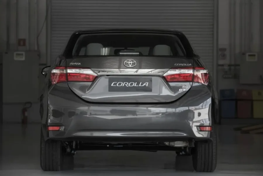 A nova geração do Corolla XEi 2015 trouxe design renovado, motor 2.0 de 153 cv e o moderno câmbio CVT, tornando-o mais eficiente e confortável no uso diário.